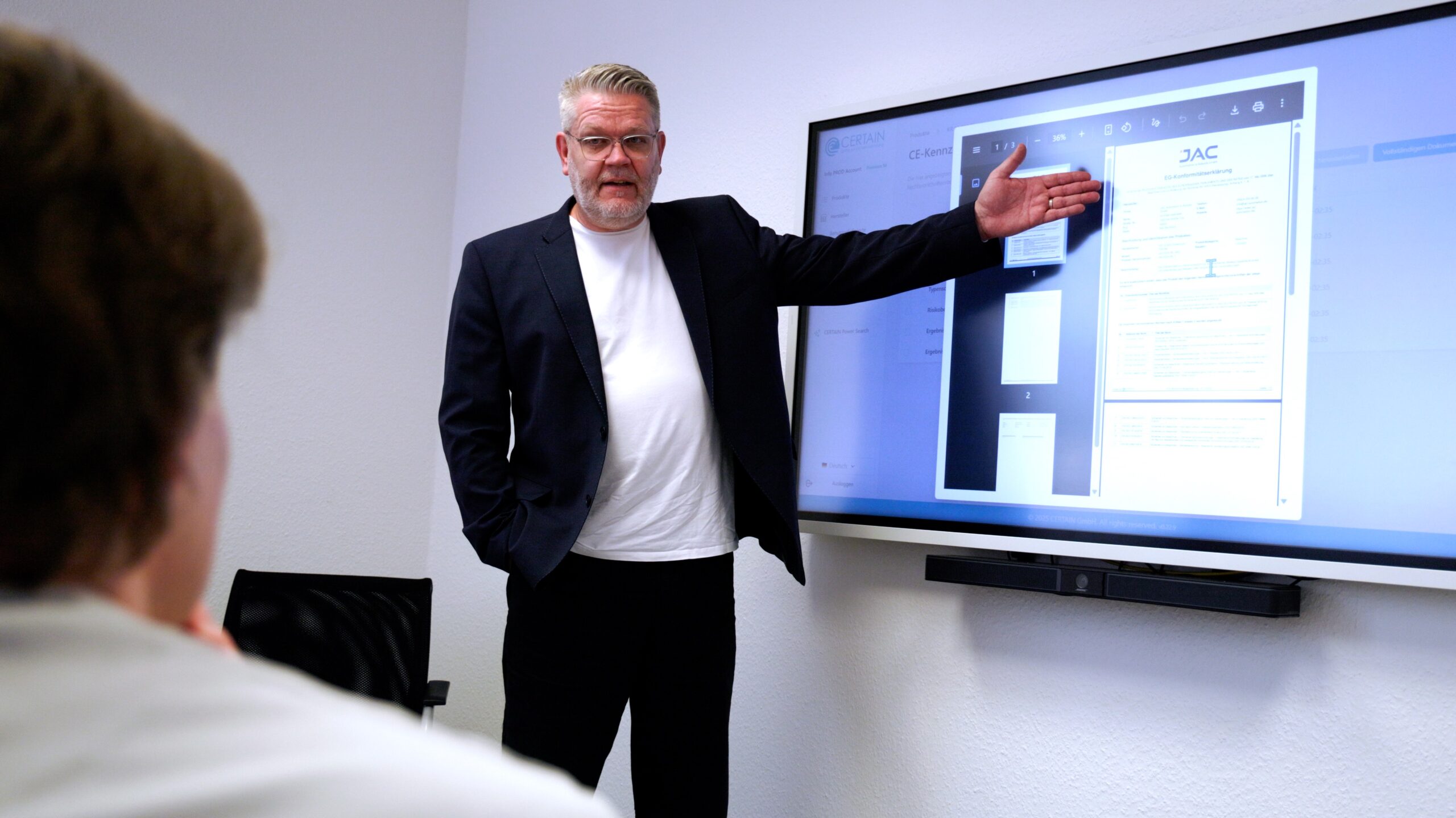 Standbilder_CERTAIN_1